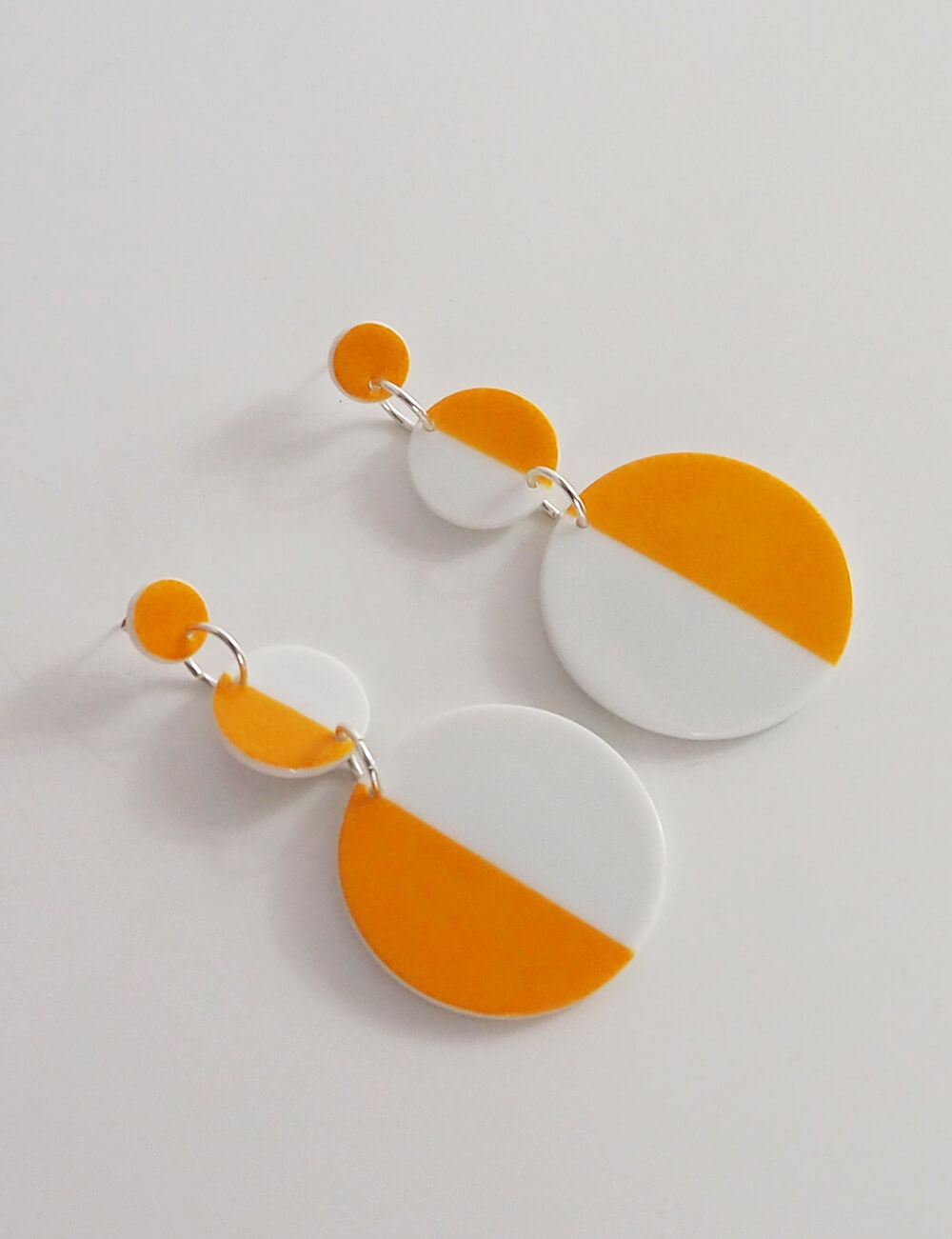 Deux plaques jaune oranger